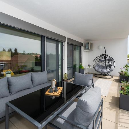 Fully Equipped Apartments With Terraces, Free Garage Parking, Netflix & Ac - By Apartmany Slapanice Cz Extérieur photo