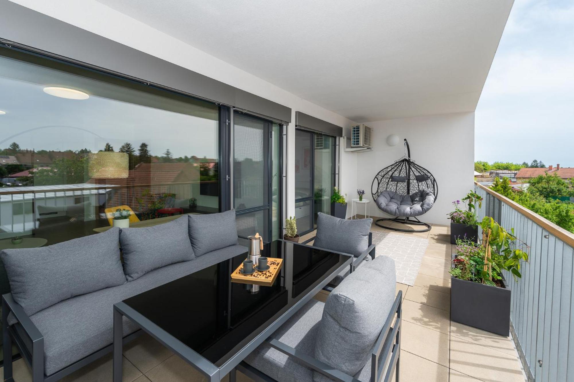 Fully Equipped Apartments With Terraces, Free Garage Parking, Netflix & Ac - By Apartmany Slapanice Cz Extérieur photo