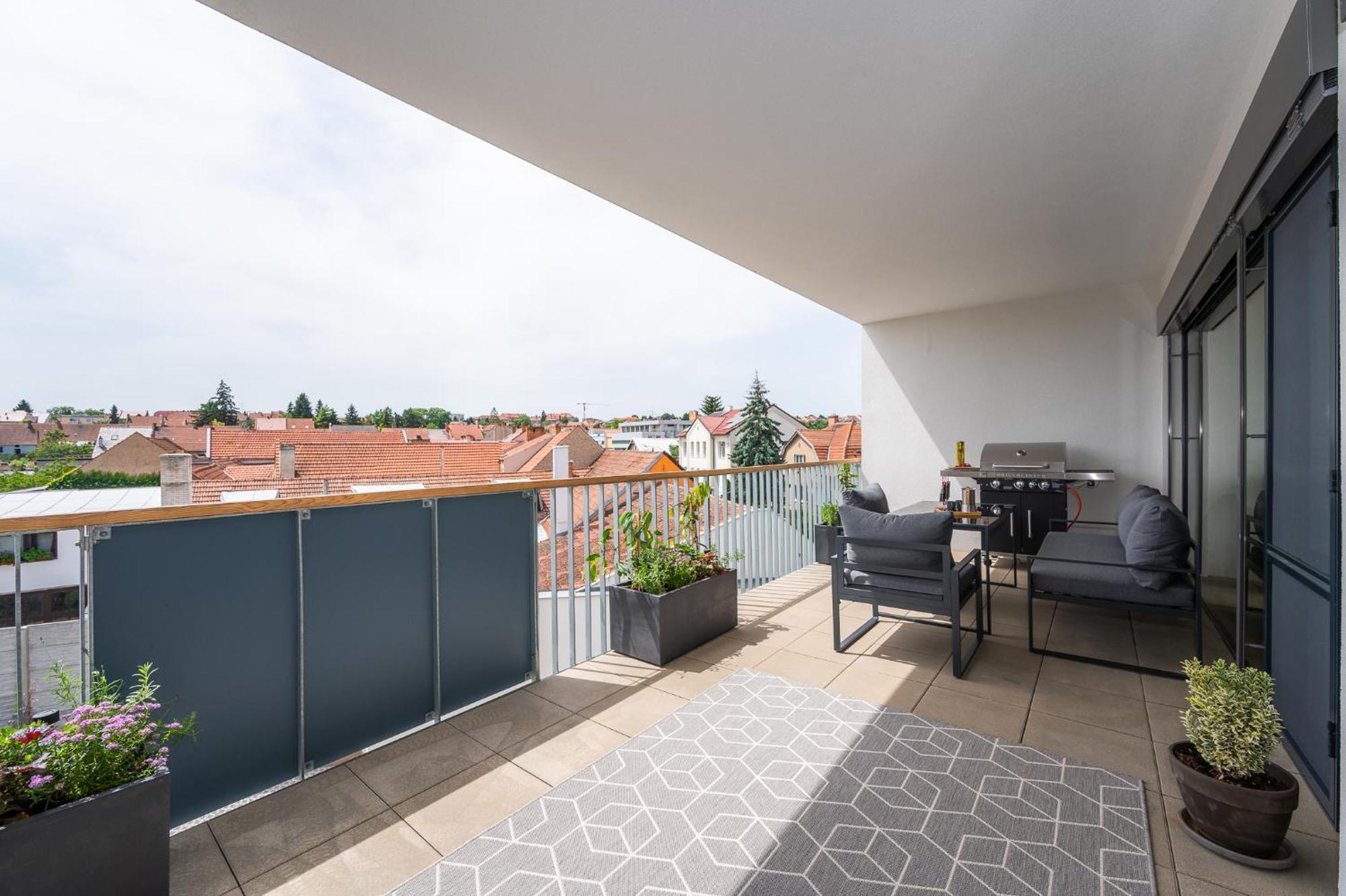 Fully Equipped Apartments With Terraces, Free Garage Parking, Netflix & Ac - By Apartmany Slapanice Cz Extérieur photo
