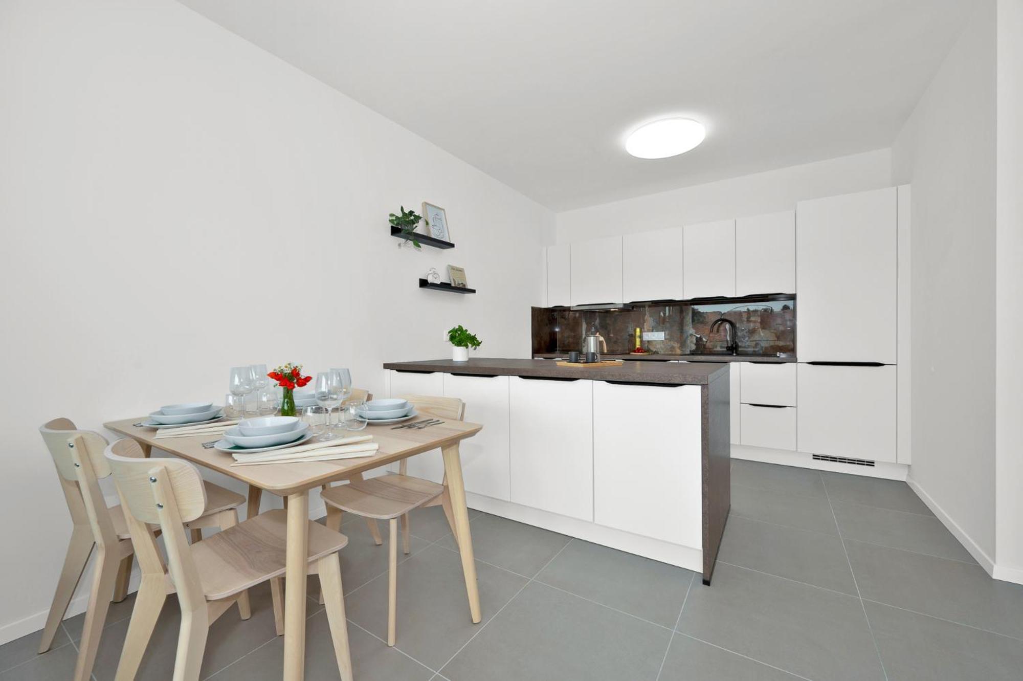 Fully Equipped Apartments With Terraces, Free Garage Parking, Netflix & Ac - By Apartmany Slapanice Cz Extérieur photo