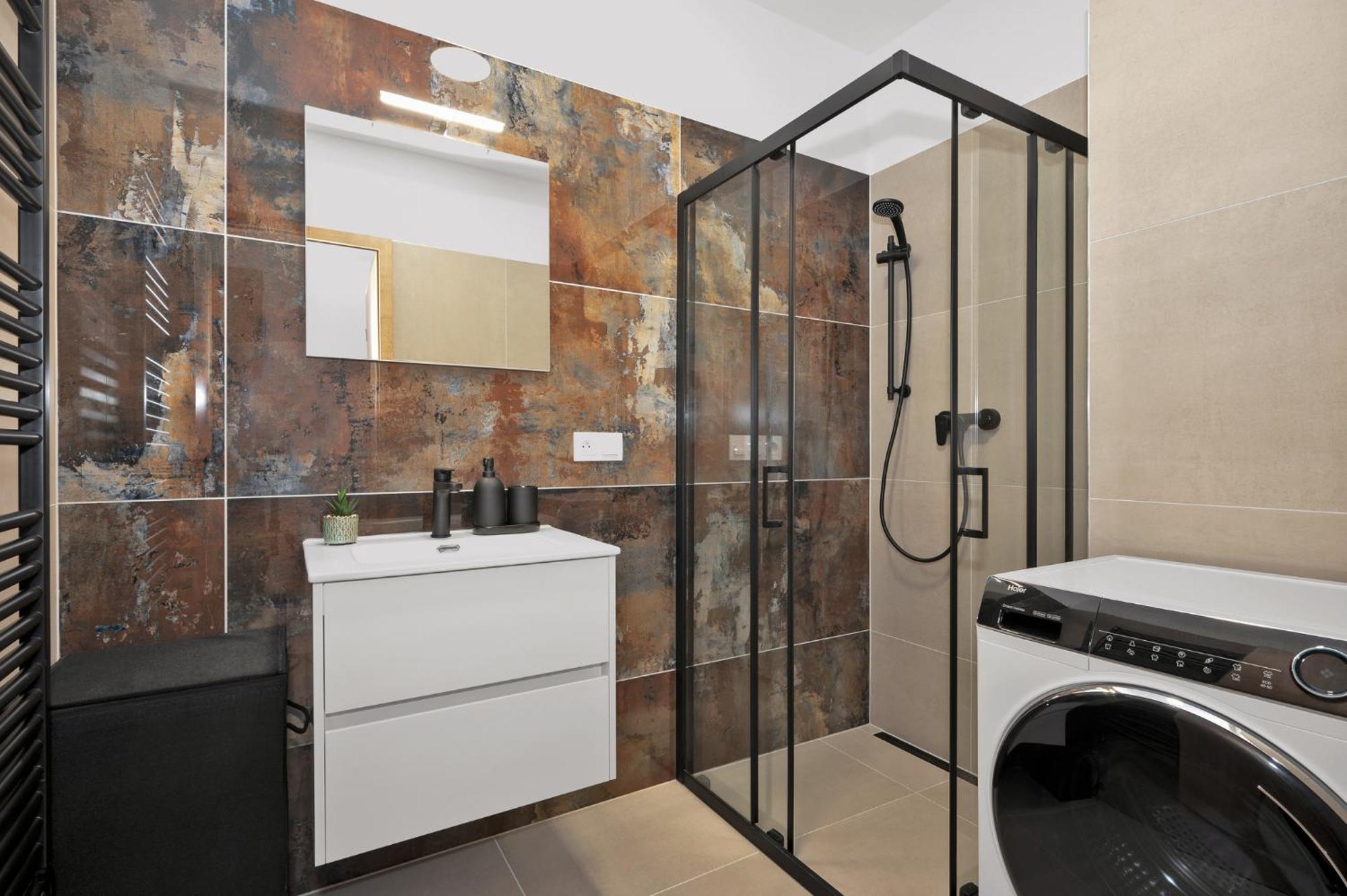 Fully Equipped Apartments With Terraces, Free Garage Parking, Netflix & Ac - By Apartmany Slapanice Cz Extérieur photo