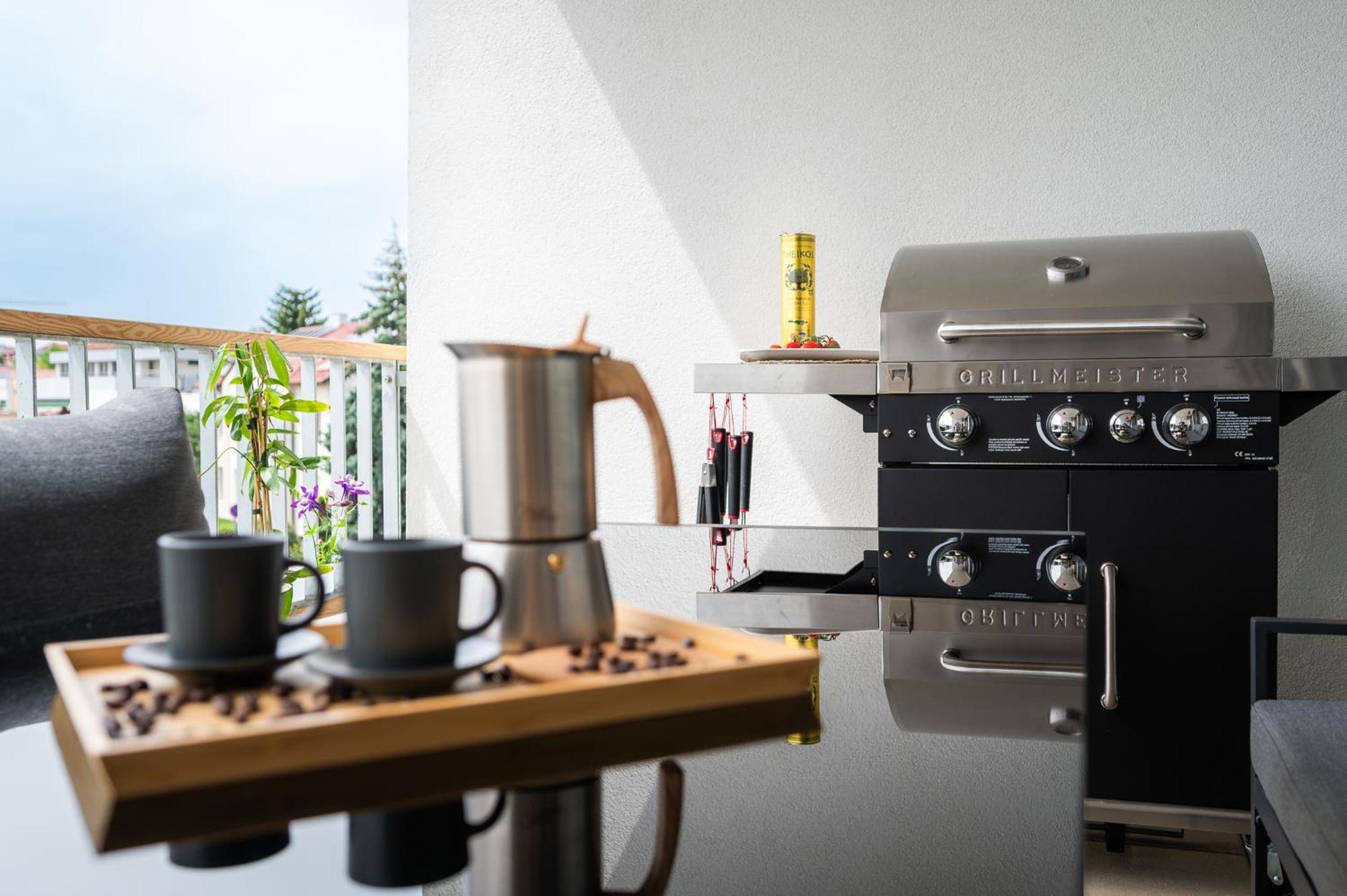 Fully Equipped Apartments With Terraces, Free Garage Parking, Netflix & Ac - By Apartmany Slapanice Cz Extérieur photo