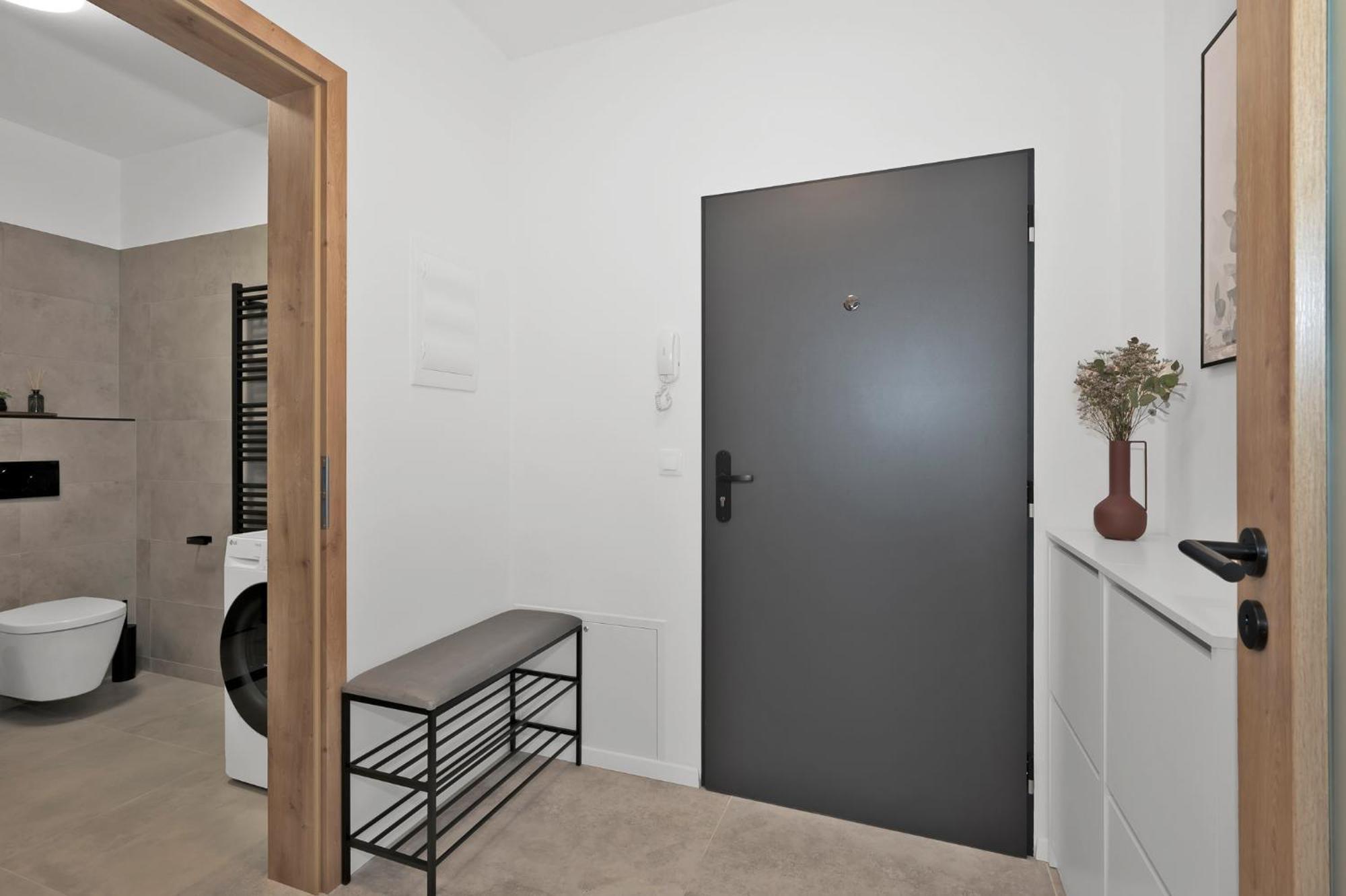 Fully Equipped Apartments With Terraces, Free Garage Parking, Netflix & Ac - By Apartmany Slapanice Cz Extérieur photo