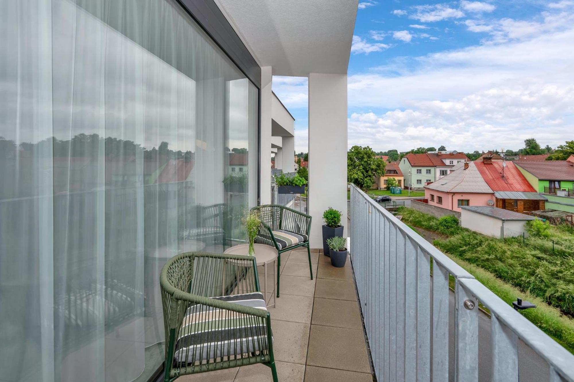 Fully Equipped Apartments With Terraces, Free Garage Parking, Netflix & Ac - By Apartmany Slapanice Cz Extérieur photo
