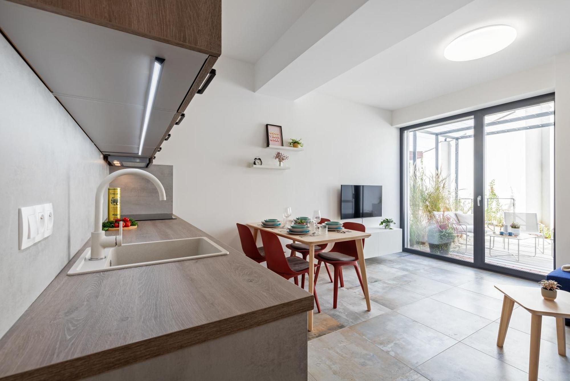 Fully Equipped Apartments With Terraces, Free Garage Parking, Netflix & Ac - By Apartmany Slapanice Cz Extérieur photo